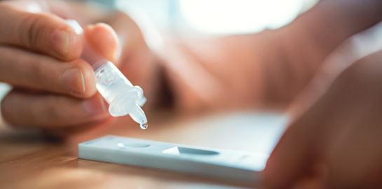 Εξαπλώνεται η νέα υπο-παραλλαγή Eris της Covid-19