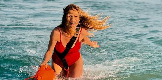 Ντορέττα Παπαδημητρίου vs. Pamela Anderson | Ποια κάνει &#39;καλύτερο Baywatch;&#39;