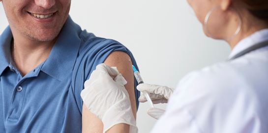 Oι ανακοινώσεις για τα προνόμια των εμβολιασμένων