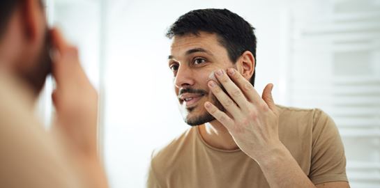 Λιπαρό δέρμα που γυαλίζει, μπορεί να &#39;στρώσει&#39;