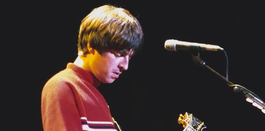 Η περίεργη ιστορία πίσω από το πουλόβερ που φορούσε ο Noel Gallagher σε θρυλική συναυλία των Oasis