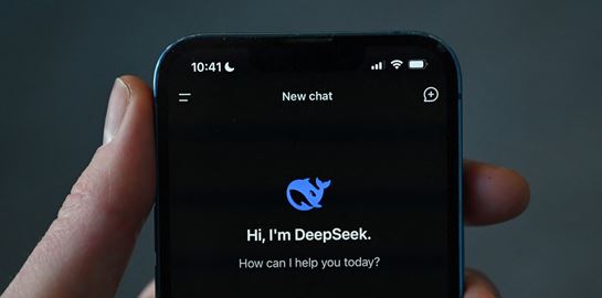 DeepSeek: Τι είναι και πώς λειτουργεί η τεχνητή νοημοσύνη της Κίνας