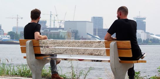 Ένα παγκάκι κοινωνικής αποστασιοποίησης σε καιρούς πανδημίας