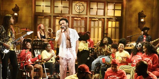 Ο Childish Gambino μόλις κυκλοφόρησε όχι ένα, αλλά δύο τραγούδια για το καλοκαίρι