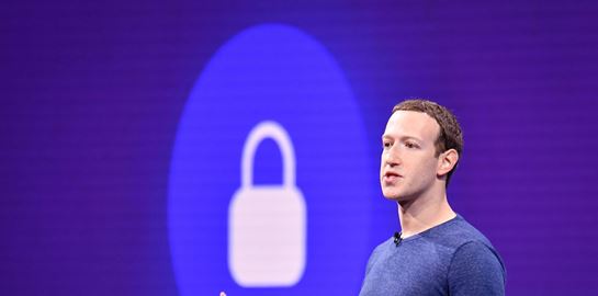 Μετοχές του Facebook πουλά καθημερινά ο Mark Zuckerberg