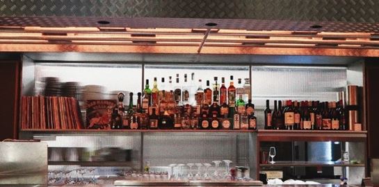 Βουλκανιζατέρ: Το μπαρ-εστιατόριο στο Κουκάκι όπου όλοι ψάχνουν τραπέζι αυτή τη στιγμή