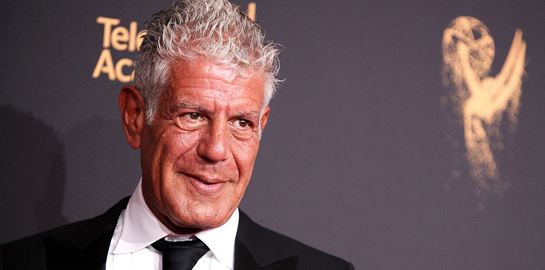 Ο Anthony Bourdain γίνεται τατουάζ στον καρπό της μητέρας του