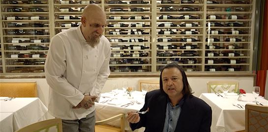 Ο Sacha Baron Cohen πείθει κριτικό γεύσης να δοκιμάσει ανθρώπινο κρέας