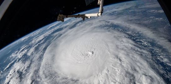 Μέσα στον τυφώνα Milton με αεροπλάνο και drone (video)