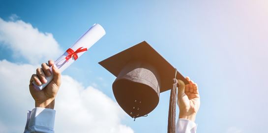 Πόσο αξιόπιστος είναι τελικά ένας πολιτικός χωρίς πτυχίο;