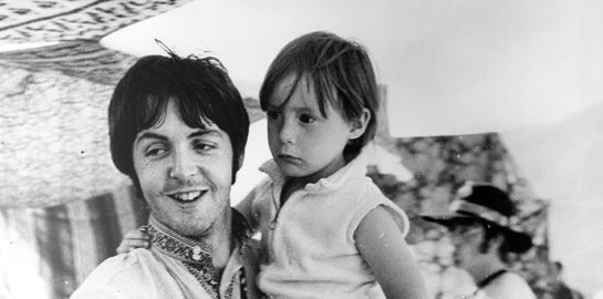 Η μυθική συνάντηση Julian Lennon και Paul McCartney σε ένα αεροδρόμιο