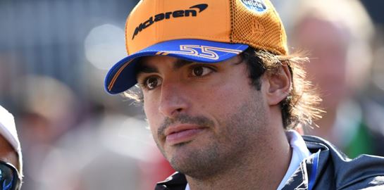 Ο Carlos Sainz στα κόκκινα της Ferrari