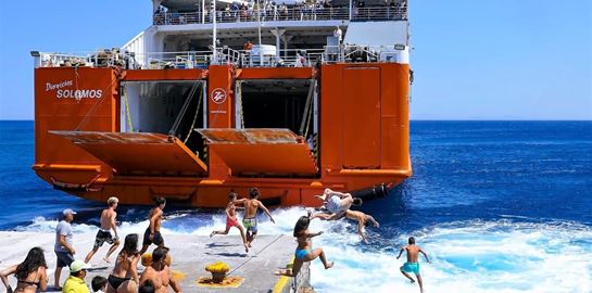 Γιατί είναι επικίνδυνο να βουτάς στα απόνερα πλοίου όπως κάνουν στη Σίκινο