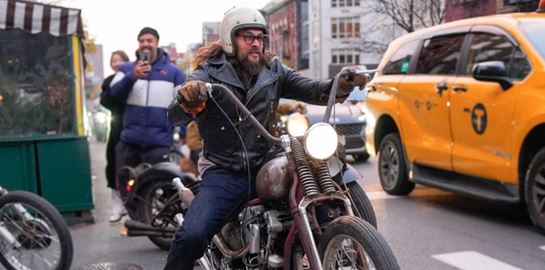 O Jason Momoa έβαλε το biker jacket που θα φορούσαμε και χωρίς μηχανή