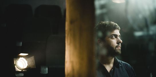 Μία κατάδυση στον υπέροχο και λαμπερό &quot;Γυάλινο κόσμο&quot; του Δημήτρη Καραντζά