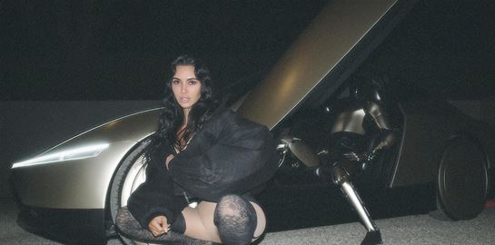 Η Kim Kardashian λύνει το μυστήριο για τις φωτογραφίες με το Tesla Cybercab