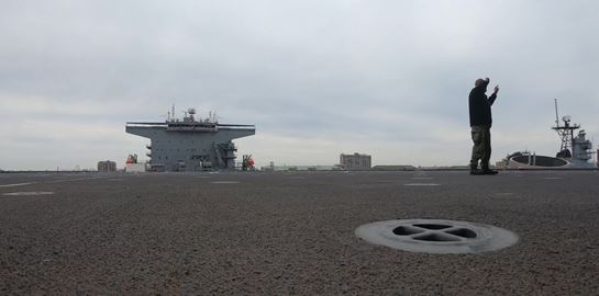 To θηριώδες αμερικανικό ελικοπτεροφόρο που θα ελλιμενίζεται πλέον μόνιμα στη Σούδα