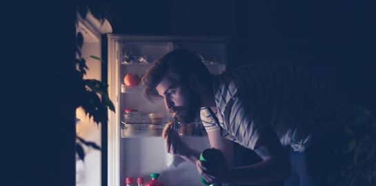 Ένα μικρό τρικ για να τρως λιγότερο το βράδυ