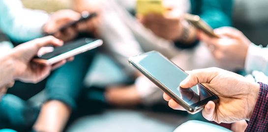 9 στους 10 Έλληνες &#39;καίγονται&#39; στο κινητό, σύμφωνα με έρευνα