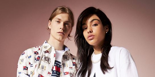 &#39;90s νοσταλγία στη νέα καλοκαιρινή συλλογή της Tommy Hilfiger