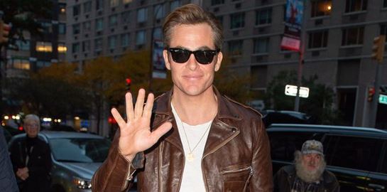 Το καφέ δερμάτινο μπουφάν είναι το νέο μαύρο