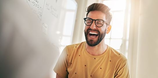 To χιούμορ κοντράρει στα ίσια την Ικαρία στη μακροζωία