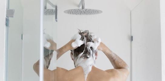 Είναι καλό ή κακό να λούζεις τα μαλλιά σου κάθε μέρα;