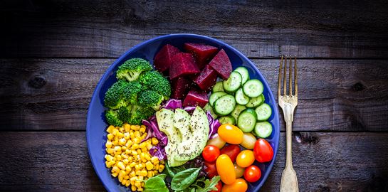 Πώς συνδέεται το χρώμα των τροφών με τις βιταμίνες τους