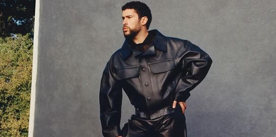 Ο Bad Bunny έγινε άγαλμα για χάρη του Jacquemus