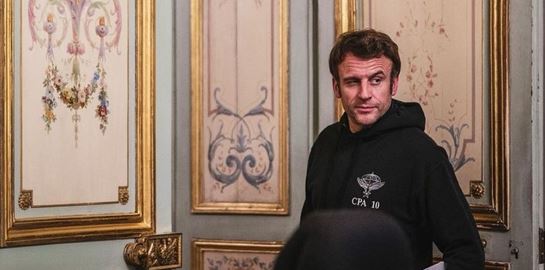 Το φούτερ του Emmanuel Macron έκανε τη δήλωσή του