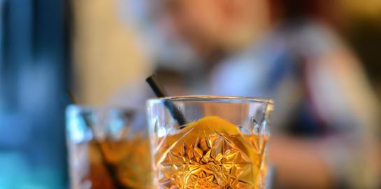 Κι όμως ένα Old Fashioned αναβαθμίζεται με ρούμι και mezcal