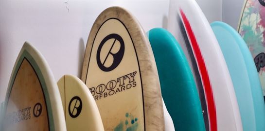 Η άνοδος του σερφ στην Ελλάδα και το &#39;σαφάρι&#39; της σωστής σανίδας