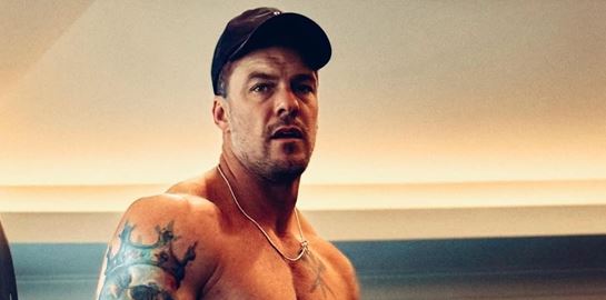 Ο Alan Ritchson μοιράστηκε στο Instagram τα tips του για γυμναστική και διατροφή