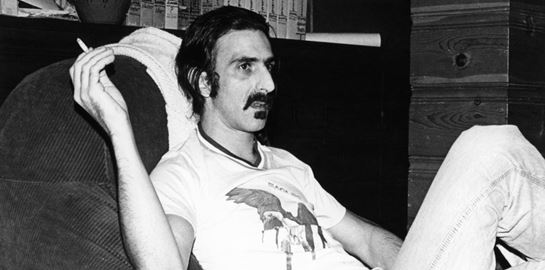 Σπάνιες φωτογραφίες από τη ζωή του αντικομφορμιστή Frank Zappa