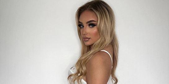 Victoria Thomas-Bowen, το μοντέλο του OnlyFans που έριξε μιλκσέικ στον Nigel Farage