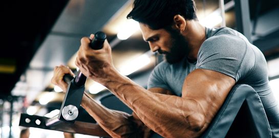 3 μαγικές ασκήσεις για να ενεργοποιήσεις τους τρικεφάλους σου