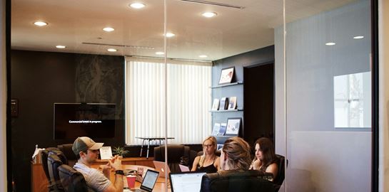 Γιατί η Gen Z είναι καταδικασμένη, σύμφωνα με πολλούς οικονομολόγους