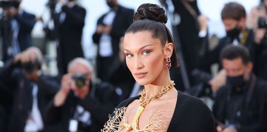 H Bella Hadid στηρίζει την πυρόπληκτη Ελλάδα