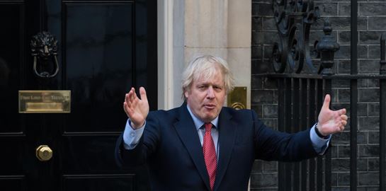 Ο Boris Johnson κάνει push-ups, η Βρετανία έτοιμη να ανακάμψει μετά το lockdown