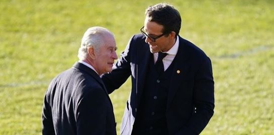 O Ryan Reynolds έφερε μέχρι και τον Βασιλιά στο Ρέξαμ