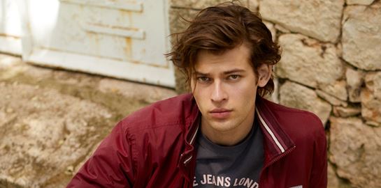 Στιλάτος στο κρύο και τη βροχή με την Pepe Jeans