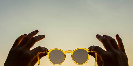 Τα θρυλικά 70s αναβιώνουν φέτος στα γυαλιά ηλίου