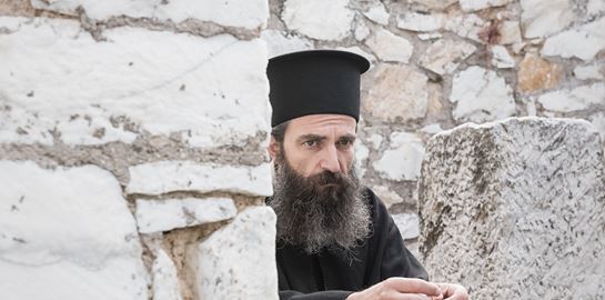 Πρώτη ματιά στο Man of God με Άρη Σερβετάλη και Mickey Rourke