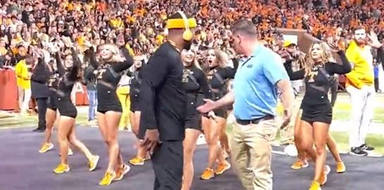 Viral ο &#39;σεκιουριτάς&#39; που χορεύει με τσιρλίντερ