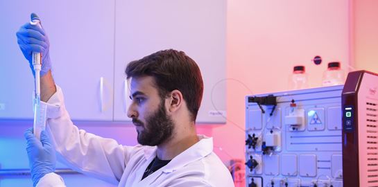 Καθηγητής του MIT εξηγεί πώς η Ελλάδα κατάφερε να αποφύγει τα χειρότερα