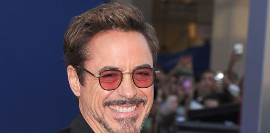 Η μόδα στα γυαλιά του φετινού χειμώνα παντρεύει το μέταλλο με το χρώμα