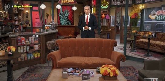 O Νίκος Ευαγγελάτος μπήκε στο Central Perk και το Twitter (ξε)τρελάθηκε