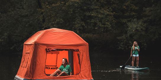 Η πλωτή σκηνή πάει το camping στο επόμενο επίπεδο