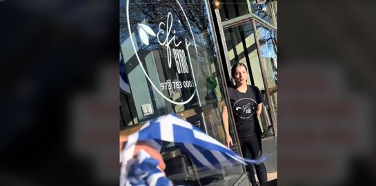 Αμερικανίδα μπερδεύει την ελληνική σημαία με του Ισραήλ και κατηγορεί εστιατόριο για γενοκτονία