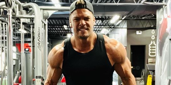 Χτίζοντας ανάγλυφο κορμί όπως αυτό του Alan Ritchson